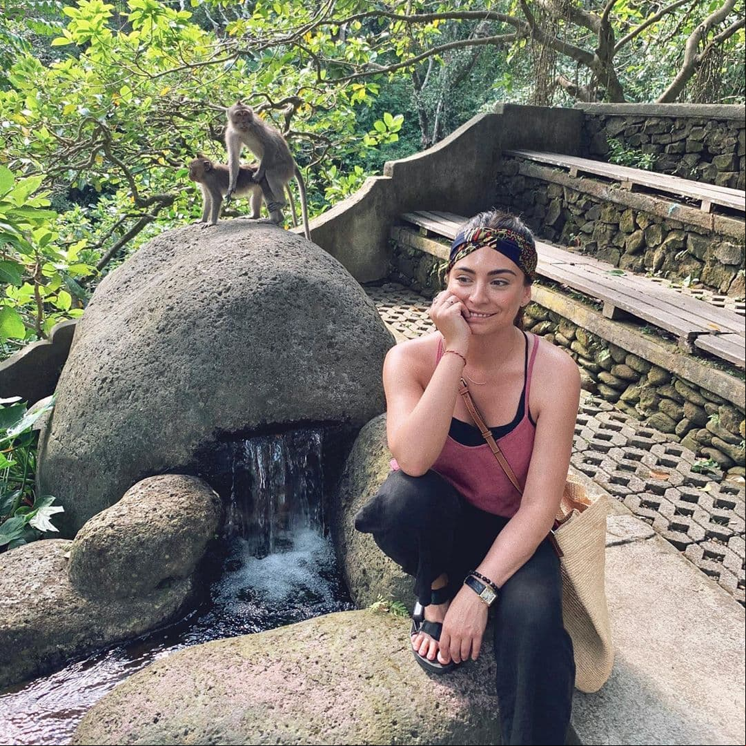 De acuerdo con sus publicaciones, el primer lugar que la actriz visitó fue el hábitat natural del mono balinés de cola larga, mejor conocido como Sacred Monkey Forest Sanctuary Ubud.