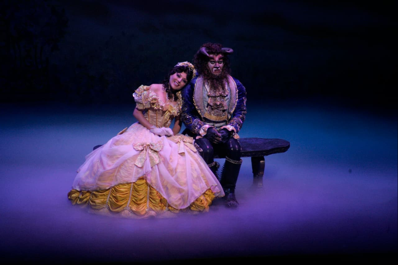 Alternando su carrera como cantante, Mariana Ochoa participó en las obras de teatro ‘La bella y la bestia’ (2008), ‘Chicas católicas’ (2009) y ‘El tenorio cómico’ (2009).