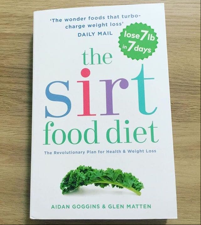 Al respecto, diversos medios como 'Elle' y 'Women's Health' han reportado que Adele logró bajar de peso, paulatinamente, con la ayuda de un entrenador personal, rutinas de yoga y la dieta 'Sirtfood'.
