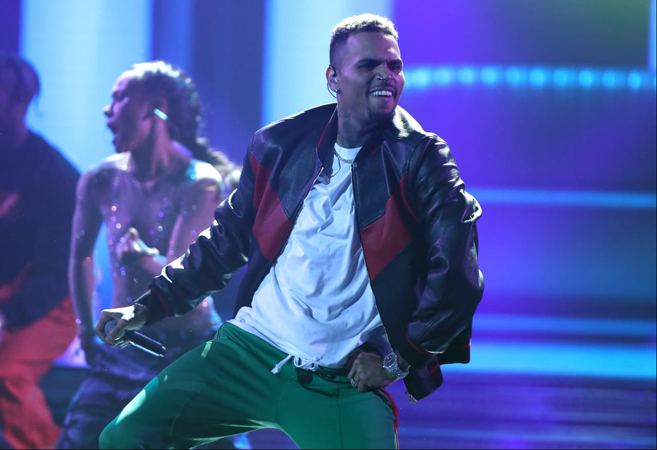Chris Brown es captado sujetando el cuello de una mujer