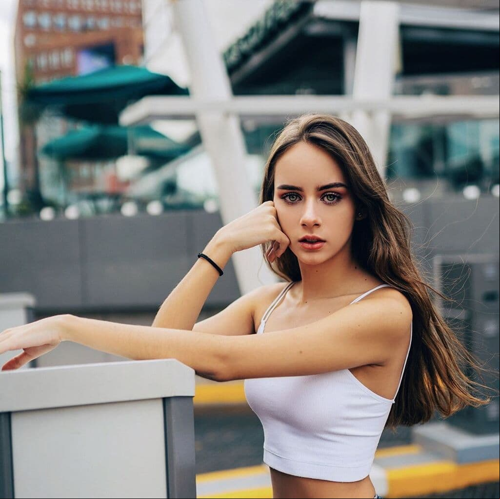 Este personaje es interpretado por Azul Guaita, quien hizo su debut en la pantalla chica en ‘Mi marido tiene más familia’ en 2018 dando vida a ‘Yolotl’, la hija rebelde de ‘Neto’.
