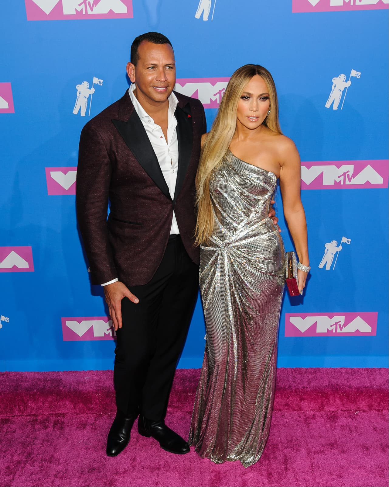 Jennifer Lopez fue la reina de la noche al portar un elegante vestido plateado y por lucir muy enamorada de Alex Rodríguez