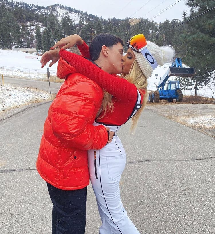 Fue así que el pasado 12 de diciembre, Lele Pons y Guaynaa gritaron a los cuatro vientos su noviazgo. La joven publicó en su cuenta de Instagram una foto en la que protagoniza un romántico beso en la boca y escribió la palabra “Mine” (mío, en inglés).