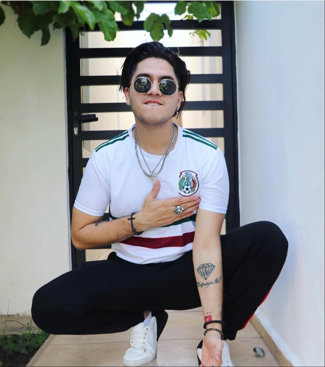 Con el paso de los años, Juan de Dios comenzó a experimentar con el largo de su melena y a marcar su cuerpo con artísticos tatuajes.