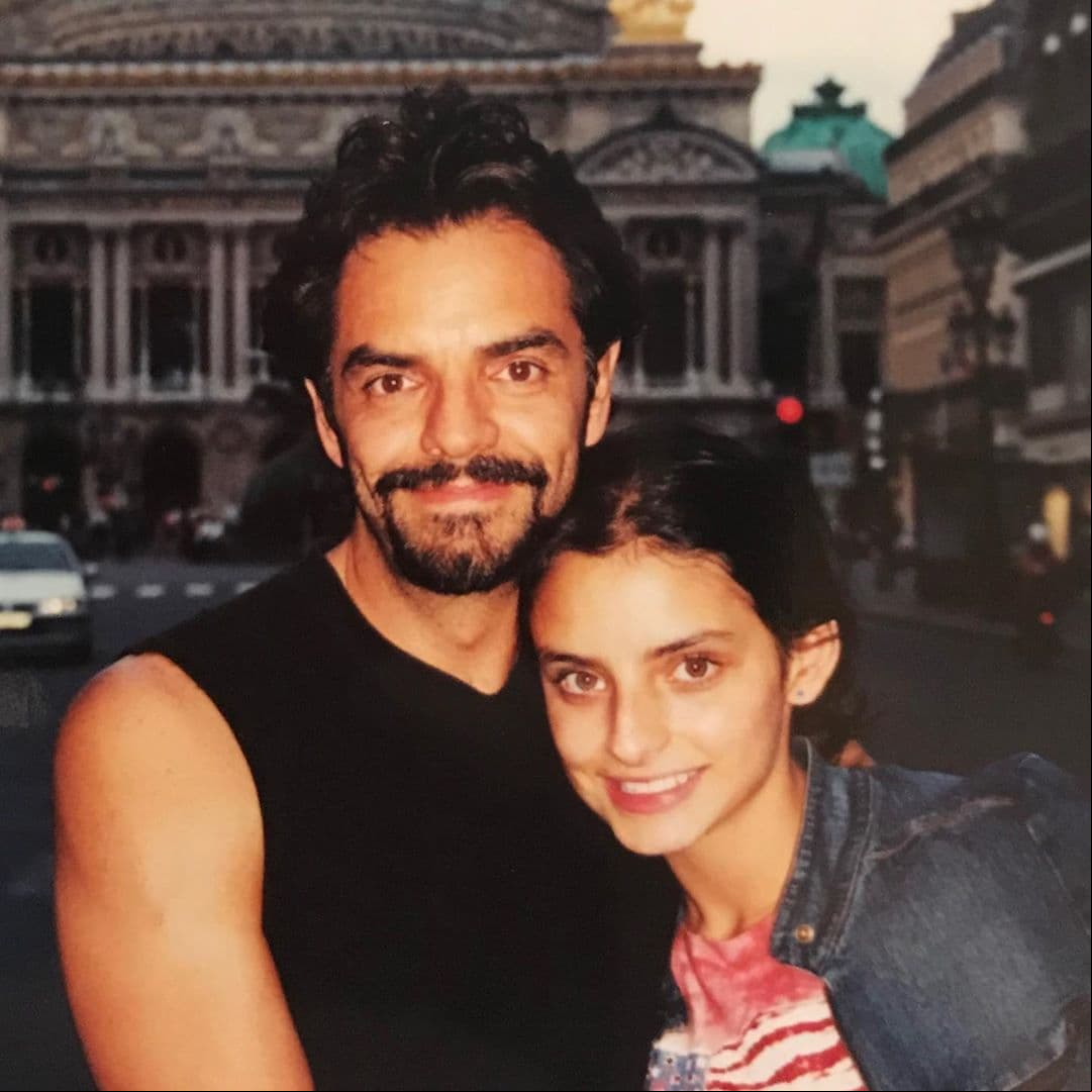 Aislinn Derbez encarna a ‘Elena de la Mora’, la hija menor de 'Virginia', quien en la primera entrega presentó a su prometido Dominique con su familia, aunque su vida amorosa toma un cambio interesante.
