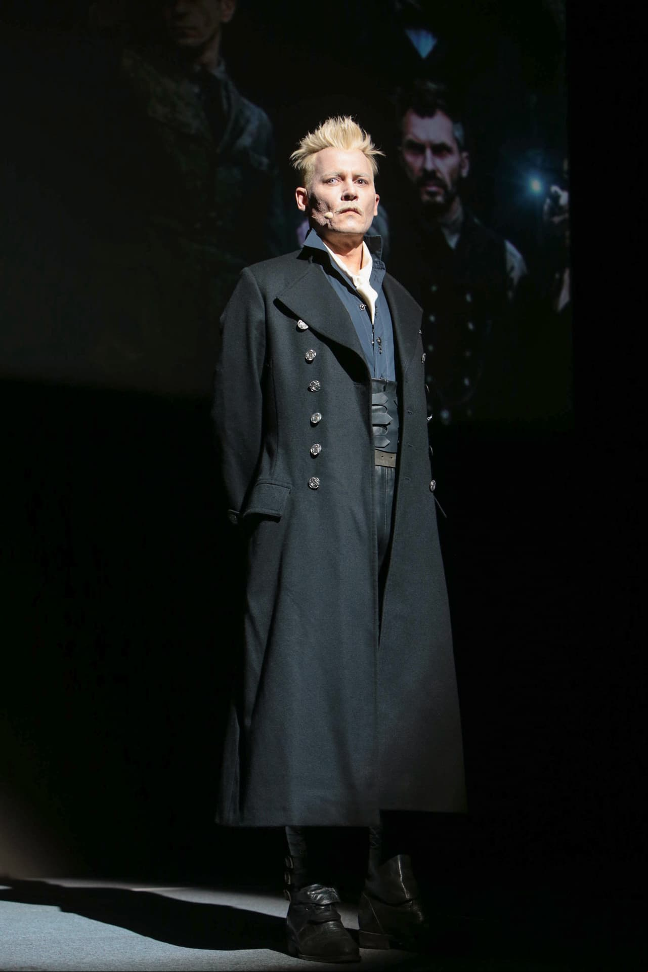‘Gellert Grindelwald’ escapa y se dedica a reunir seguidores para criar hechiceros de sangre pura para gobernar a todos los seres no mágicos (FOTO: The Grosby Group)