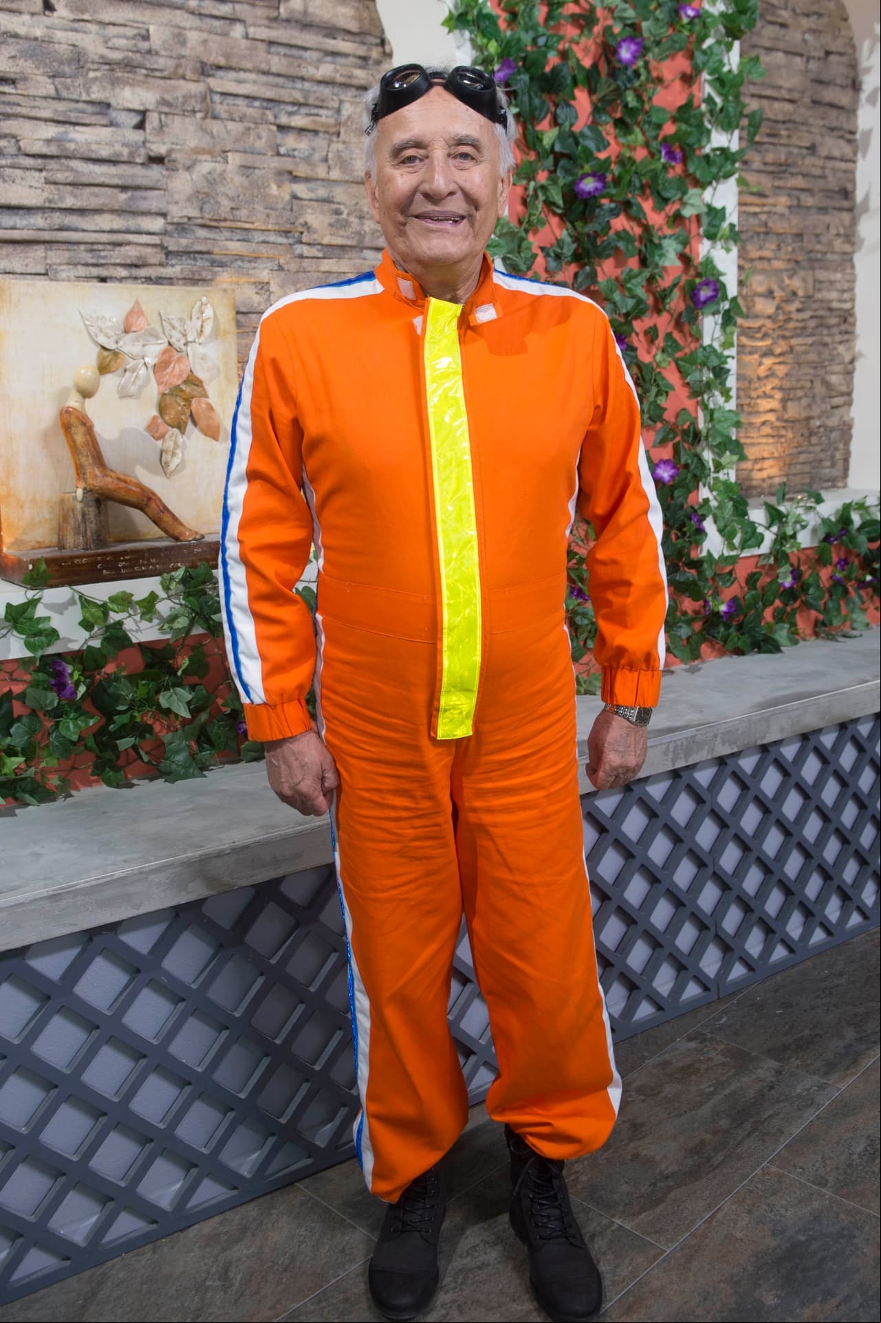 Patricio Castillo acudió vestido de paracaidista, ya que su personaje es el abuelo buena onda y amante de los deportes extremos de 'Carlos'.