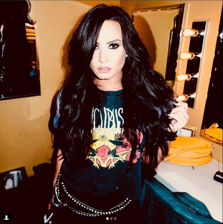 Demi Lovato besa a una de sus bailarinas
