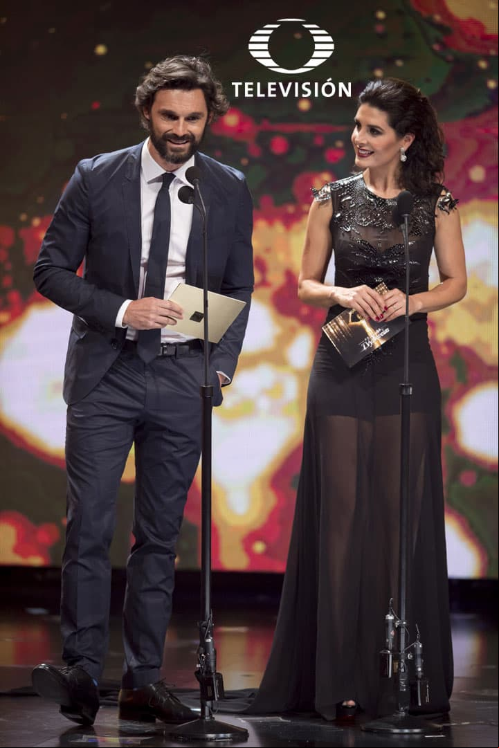 Iván Sánchez y Mayrín Villanueva decidieron llevar tonos obscuros para darle más seriedad al evento.