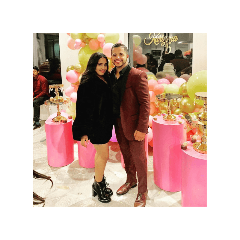 El cantante Jesús Mendoza, pareja de Mayeli, le deseo muchas felicidades, además, de acompañarlas en esta noche tan especial.