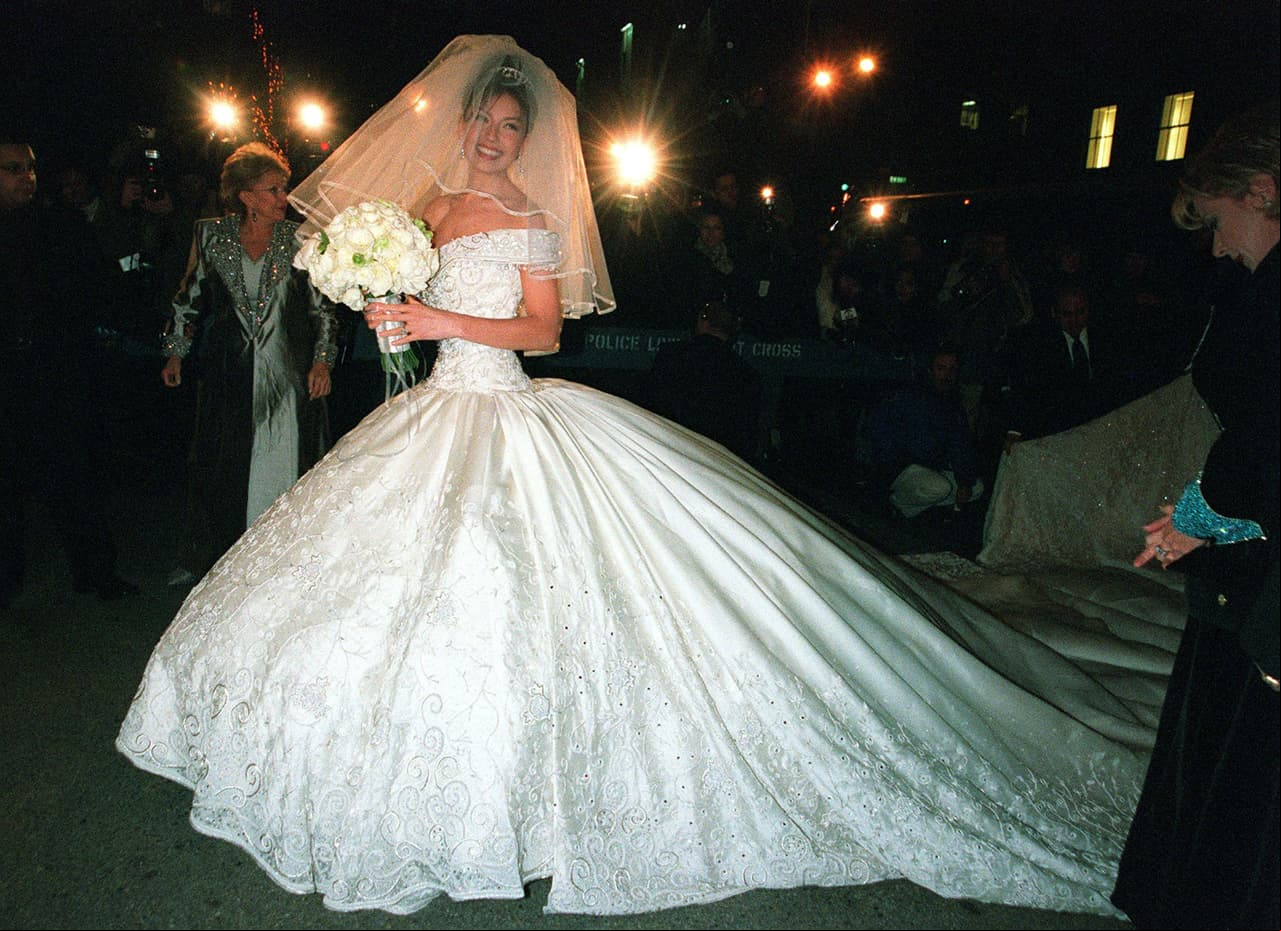Thalía optó por el estilo princesa el día de su enlace matrimonial con Tommy Mottola en Nueva York en diciembre del 2000. La cantante escogió a Mitzy como el diseñador del atuendo que fue hecho a mano con más de 15 kilos de pedrería y con una cola de más de 16 metros.