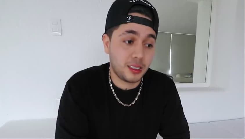 Al principio, Juan de Dios aseguró que no tenía idea de lo que Lizbeth hablaba, por ello la joven compartió una serie de imágenes, capturas de pantalla y videos comprometedores que presuntamente demuestran las infidelidades, motivo que orilló al youtuber a dar una respuesta. “Quiero disculparme públicamente con mi mujer, con toda mi familia y mis seguidores. Sinceramente no pensé que vieran esas imágenes tan desagradables de mí. No quiero justificar lo que hice, pero es fácil darse cuenta que esas imágenes son de hace muchos años, era un adolescente, ahorita tengo 24 años y una hija”, continuó.