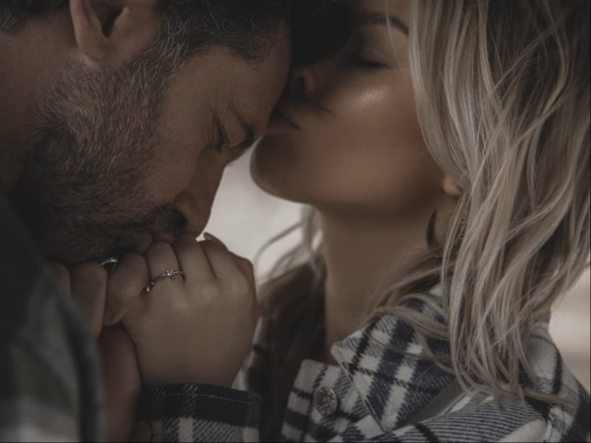 Irina Baeva y Gabriel Soto. Con 17 años de diferencia, la pareja se comprometió en matrimonio el 25 de octubre de 2020. La romántica propuesta ocurrió en la playa durante una velada romántica.
