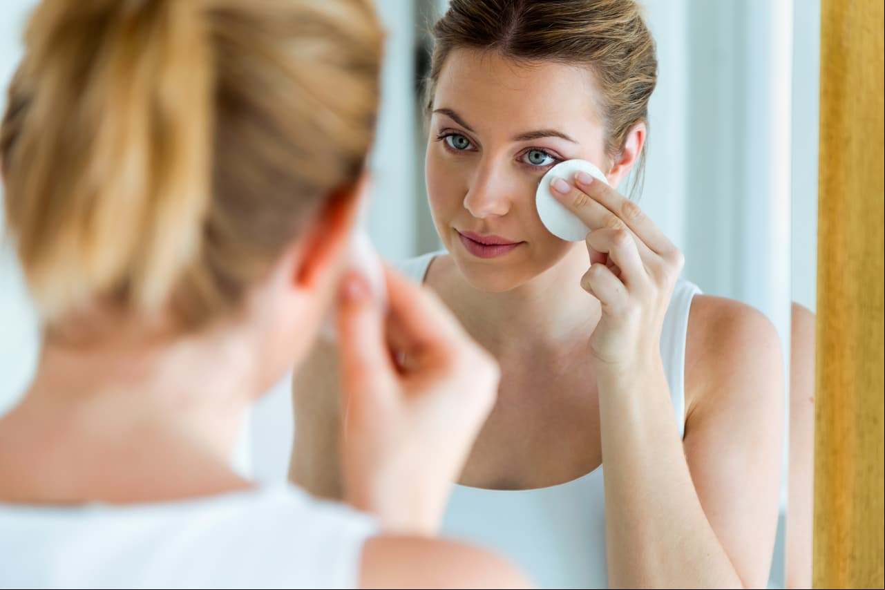 Limpieza profunda. Antes de aplicar cualquier cosmético, asegúrate de tener la piel completamente limpia. El agua micelar es una excelente opción para la piel grasa.