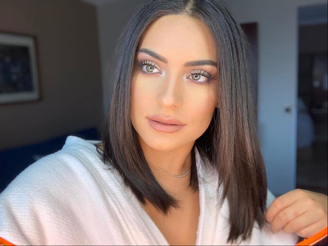 "Este corte bob le va de maravilla. Crea un look muy clásico, pero cool al mismo tiempo, y es una excelente opción para todas aquellas afortunadas que tienen cabello lacio natural, ya que luce increíble sin necesidad de peinarlo", explica la estilista Martha Barbosa.