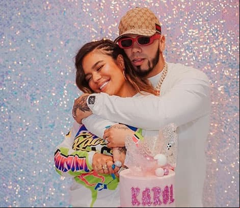 Karol G presume el lujoso regalo que le dio su novio Anuel AA por su cumpleaños