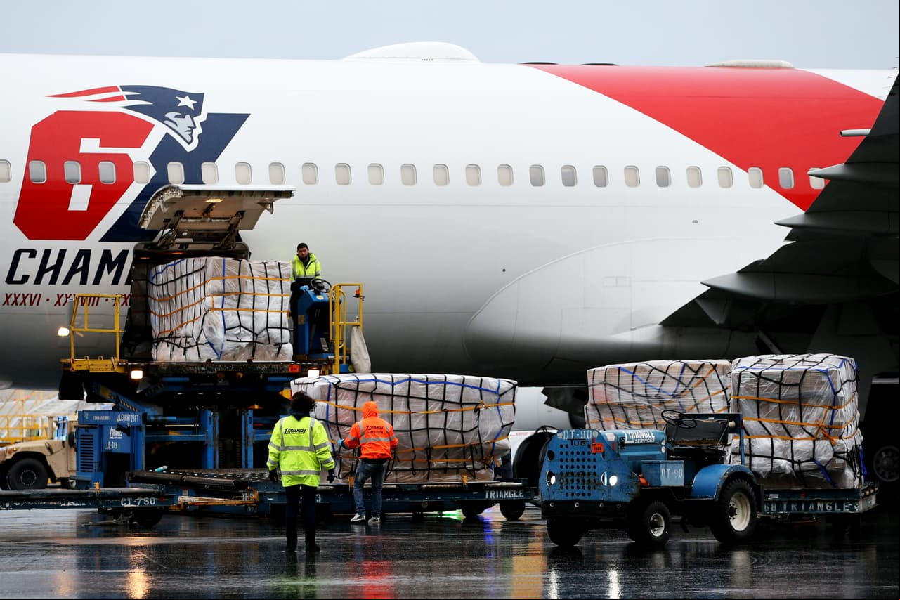 Hace un par de días, los Patriots, único equipo de la NFL con avión propio, apoyaron al gobierno de Estados Unidos, principalmente al estado de Boston con material de alta calidad proveniente de China.