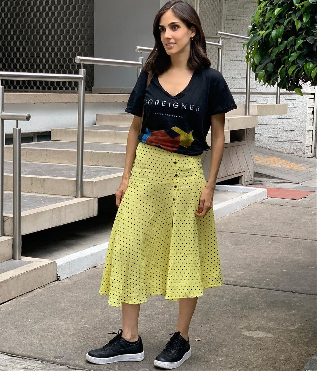 Para las tardes familiares, Sandra Echeverría ha optado por usar una playera negra, una falta ligeramente plisada y tenis; todo en conjunto hace la combinación perfecta para lucir a la moda sin olvidarse de la comodidad.