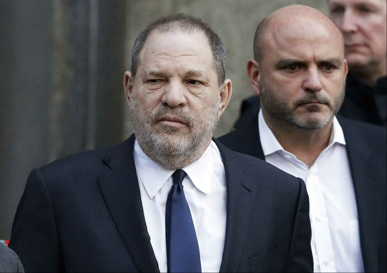 El diario New York Times publicó el 5 de octubre de 2017 los testimonios de varias actrices que afirmaron haber sido acosadas por el productor durante casi tres décadas.