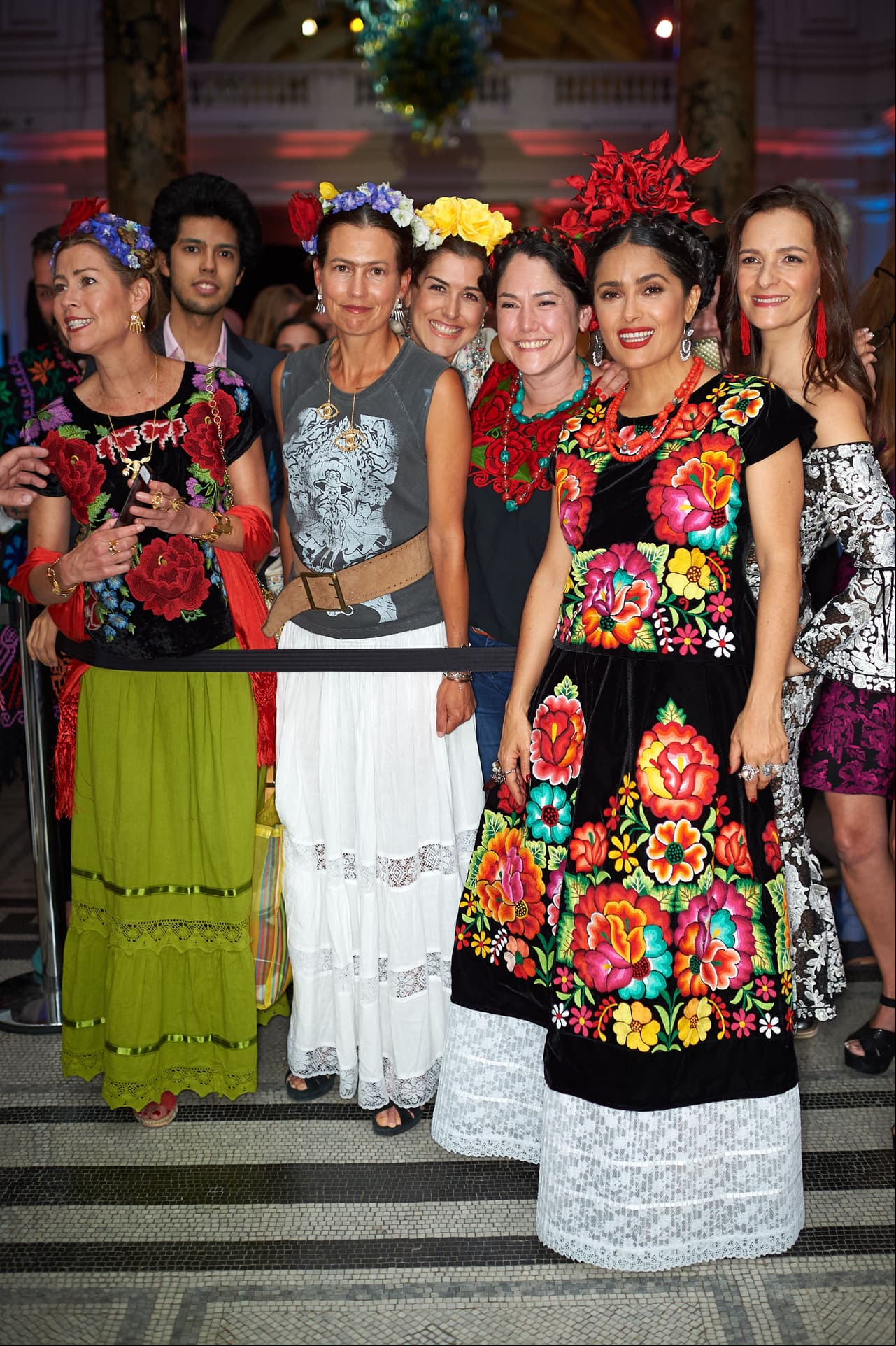 “Viva México”, saludó Salma con un traje bordado a mano sobre terciopelo negro y flores en la cabeza.