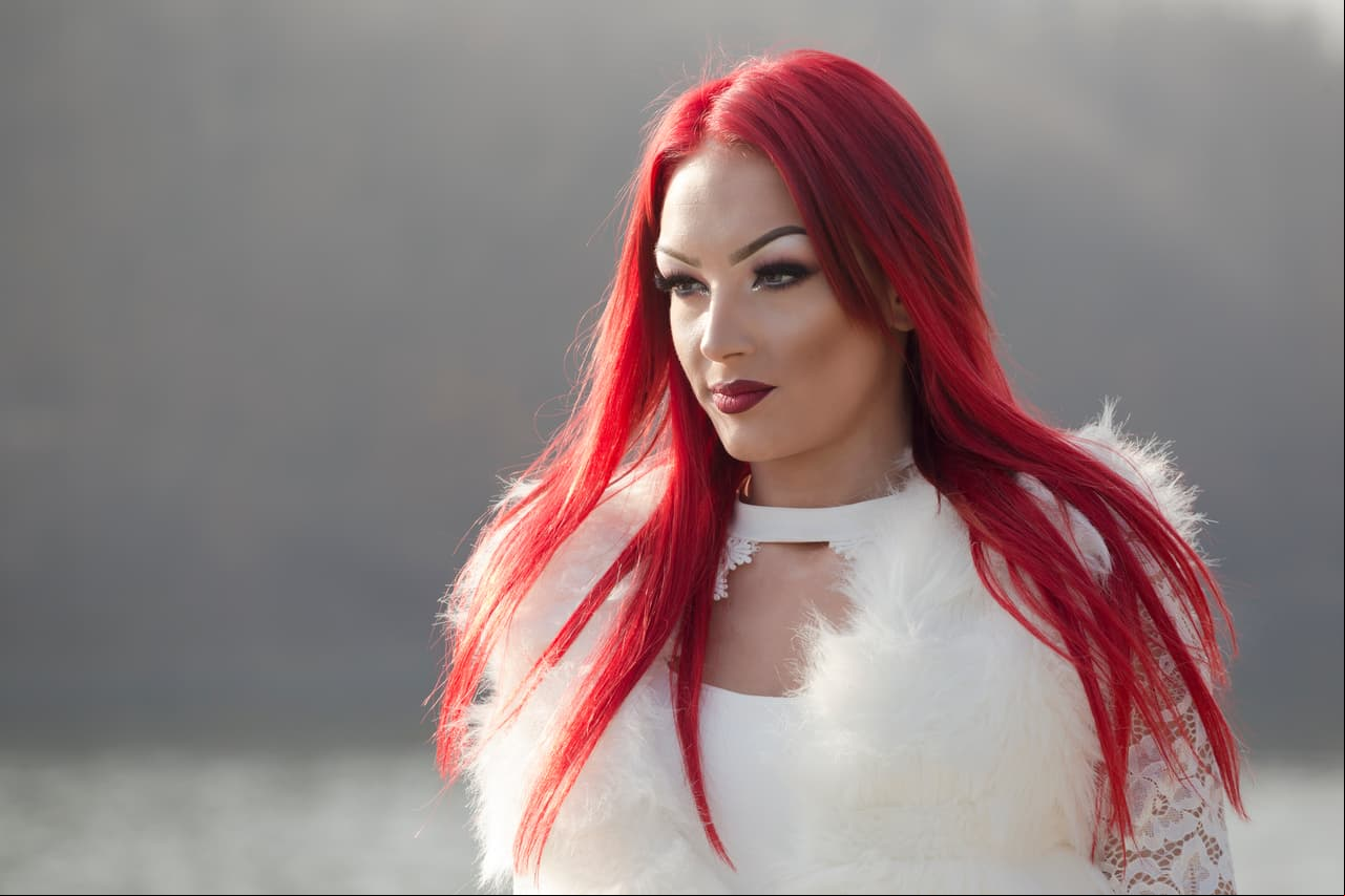 Rojo intenso. Aunque es un color que da un aspecto sensual, si lo usas de manera incorrecta, hará que tu rostro luzca rígido y viejo.
