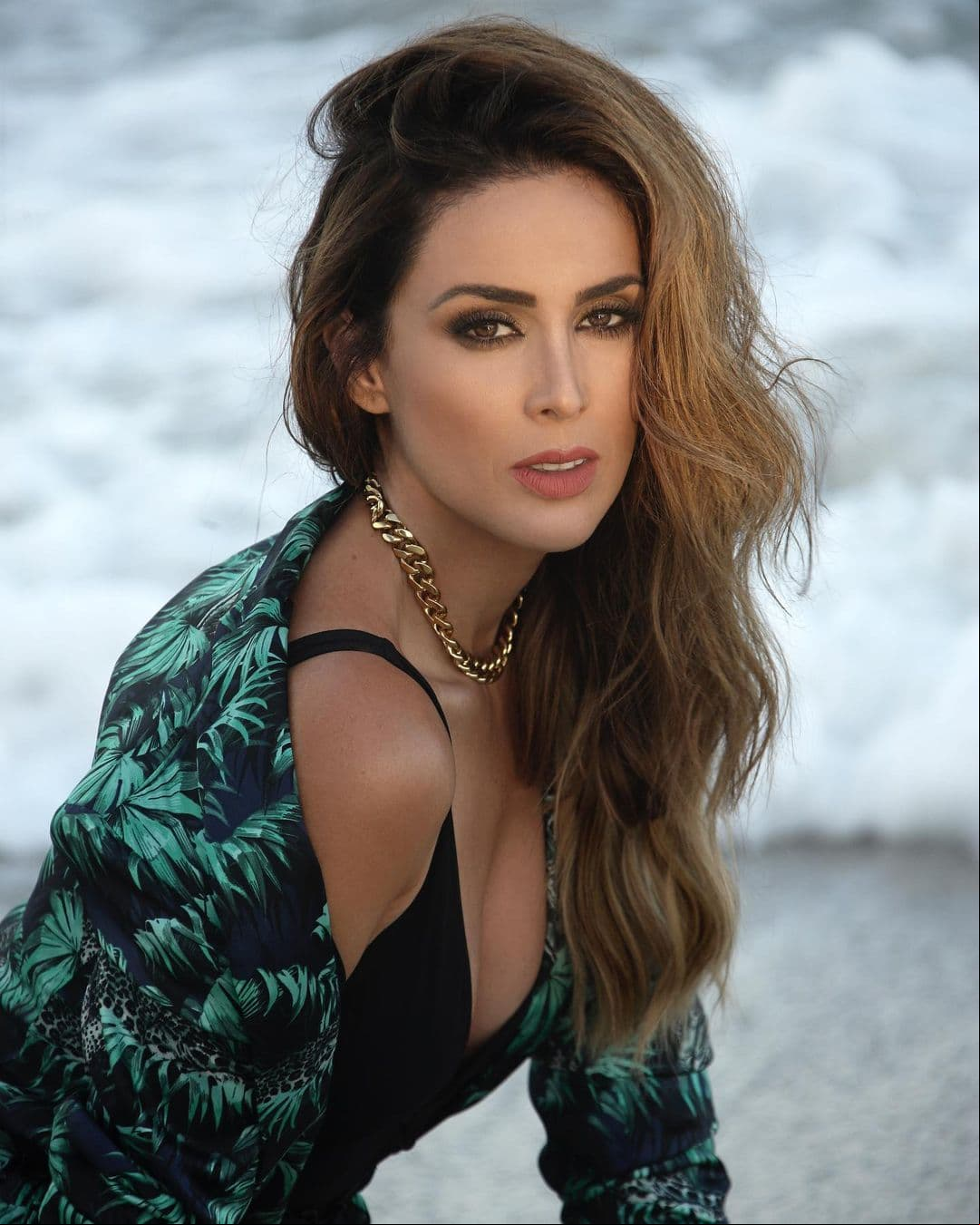 Jacqueline Bracamontes impactó con su 'bra top'.