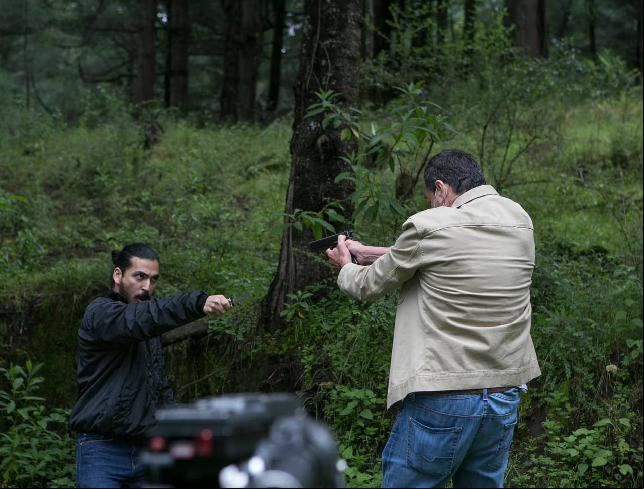 'Tirso' se enfrenta al maleante con una pistola, pero él lo amenaza con su navaja.
