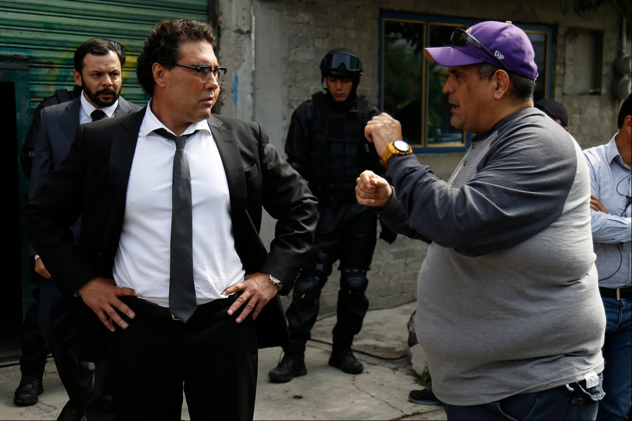 Eduardo Yáñez, quien da vida al presidente, escucha atentamente las indicaciones de producción.