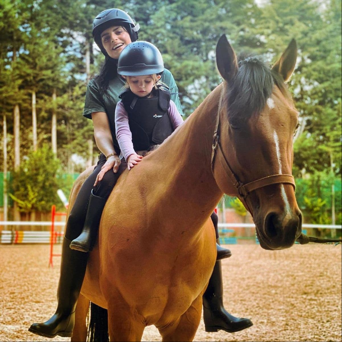 Pero sin duda, una de las publicaciones más honestas y emotivas fue cuando, gracias su hija, Aislinn Derbez pudo enfrentar sus miedos a los caballos.