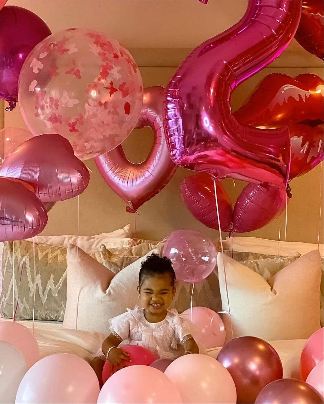 “¡Feliz cumpleaños a mi dulce Tutu! Tú eres todos mis recuerdos inolvidables de los últimos años, los preciosos y mágicos momentos del presente y la promesa de un futuro feliz. ¡Eres literalmente mi mundo entero! ¡No puedo creer que tengas DOS! ¡Haces que mi vida sea completa y no puedo esperar a pasar la eternidad contigo! Hasta el fin de los tiempos, te amo mi dulce niña. PD: Esta nueva cara que está haciendo me hace muy feliz”, expresó Khloé en Instagram.
