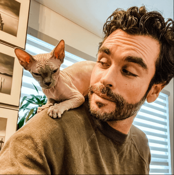 El actor ha declarado ser amante de los animales y gusta mucho de montar a caballo.