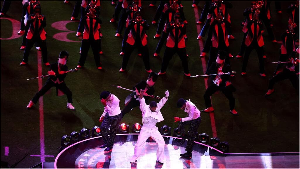 Usher había dicho que le sería difícil resumir su trayectoria en el Super Bowl, pero al final parece que lo logró.