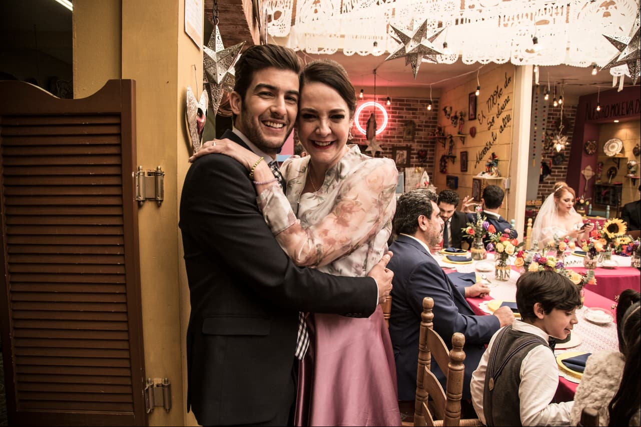 Aunque 'Adán' aún no puede perdonar a su madre, la alegría de la fiesta hizo que olvidaran por un momento sus rencillas.