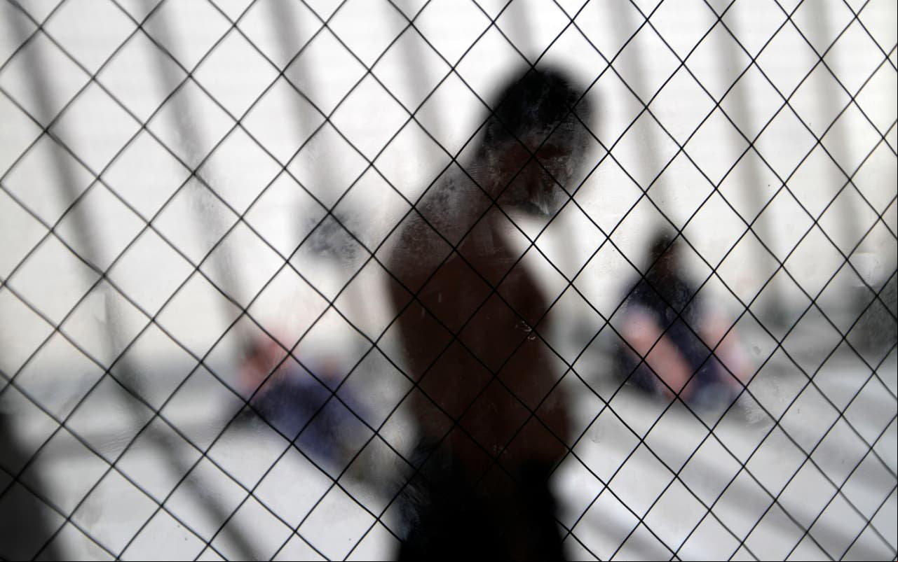 Inmigrantes que se presentan en oficinas de ICE en Los Ángeles quedan detenidos en sus sótanos, indican reportes