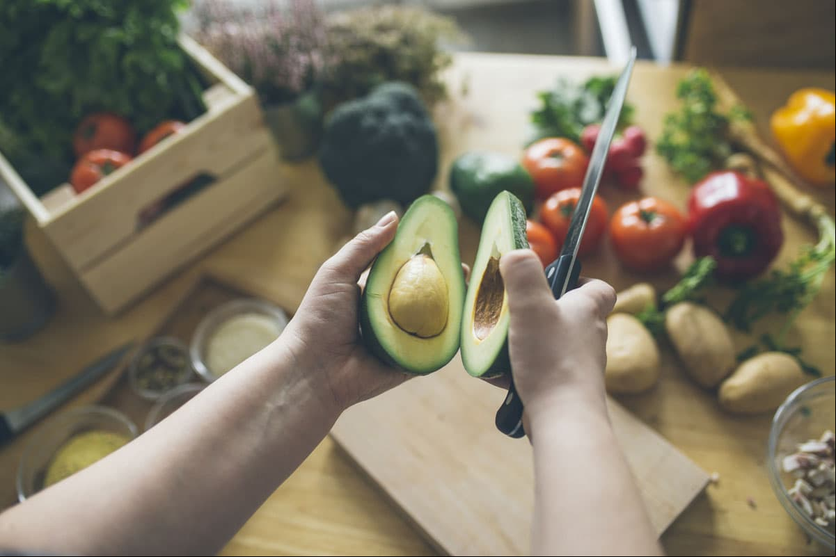 Aguacate. Esta fruta está cargada de potasio, factor clave para eliminar el exceso de sodio en el cuerpo, por lo tanto, ayuda a prescindir el exceso de agua. Además es alta en fibra soluble y grasas saludables, ideales para sentirnos llenos con porciones más pequeñas.