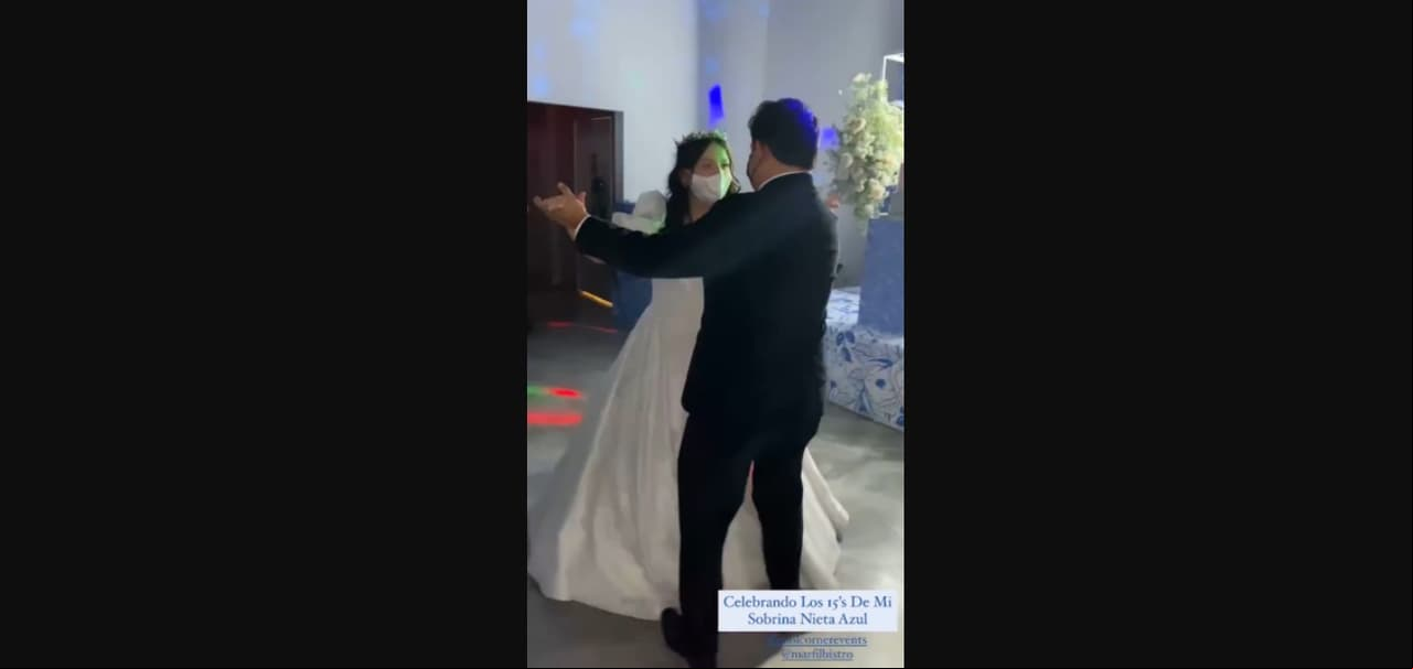 Aunque la sobrina de Adamari López se quitó el cubrebocas para tomarse las fotos del recuerdo, para el momento del vals utilizó uno, que combinó a la perfección con su vestido, mientras bailaba al ritmo de una canción de Cristian Castro.