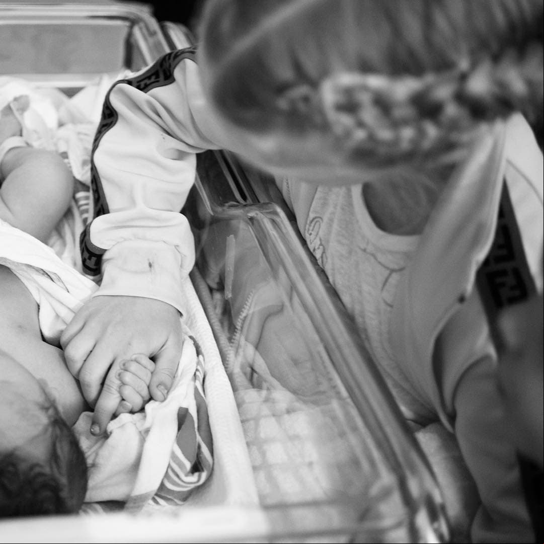 El pasado 19 de marzo, nació la pequeña Birdie Mae Jonson, pesando 4.5 kilos, y desde entonces la cantante no ha parado de compartir lo mucho que ha crecido la pequeña, además de la convivencia que tiene con sus hermanos, a través de las redes sociales.