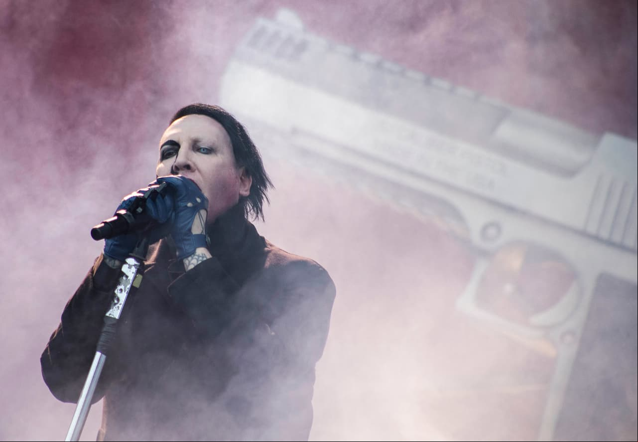Marilyn Manson se desmaya a medio concierto
