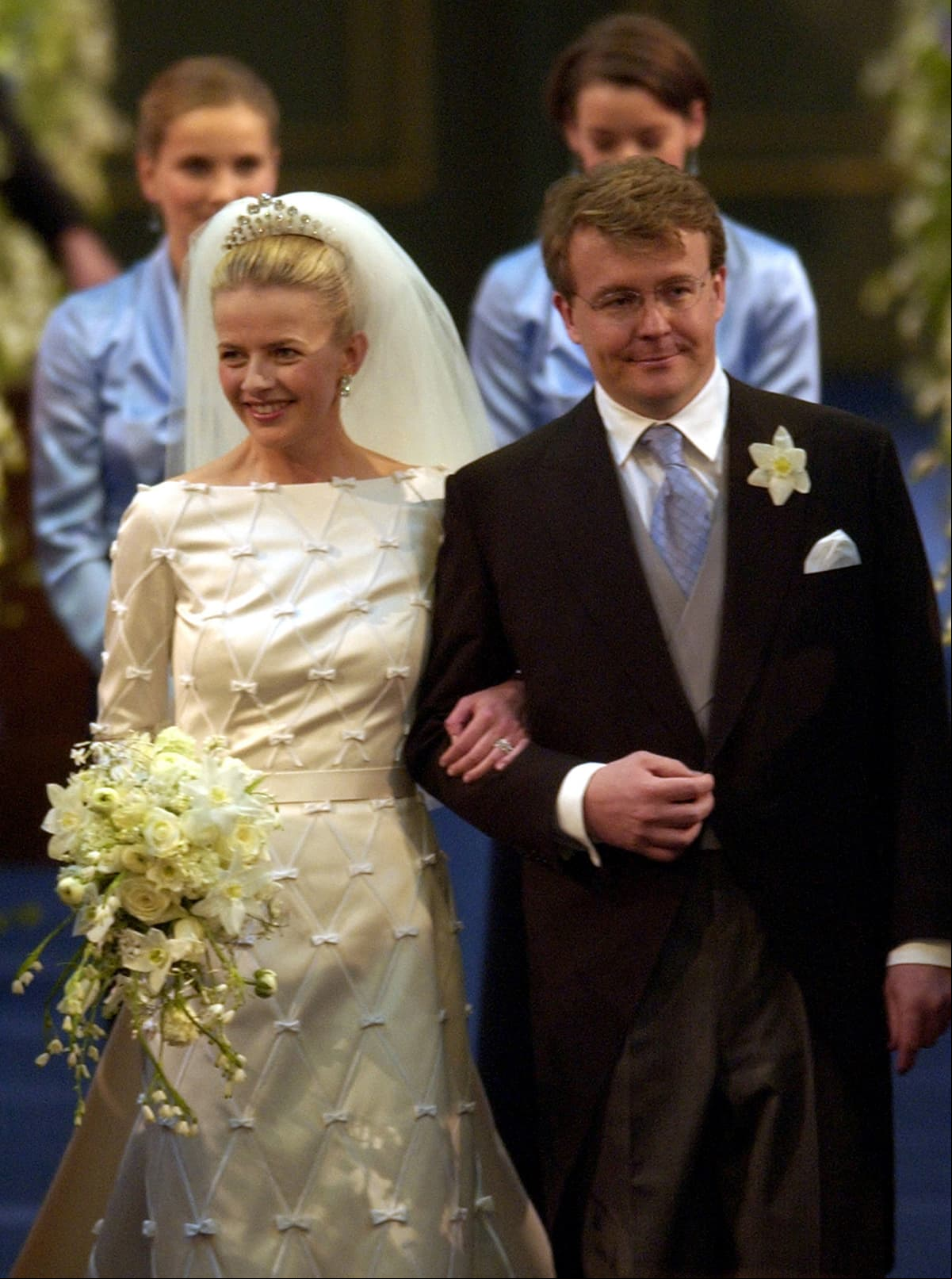 El príncipe Johan Friso de Holanda conoció a Mabel Wisse Smit, una politóloga holandesa de renombre, en una fiesta en Francia. Ambos vivieron un romance a distancia hasta que anunciaron su compromiso en 2003, pero cuando ella fue investigada, se enteraron que Mabel había tenido una relación con un narcotraficante llamado Klaas Bruinsma. Aunque el primer ministro se opuso, Friso se casó en 2004, lo que lo excluyó de la línea sucesoria, aunque no perdió su título.