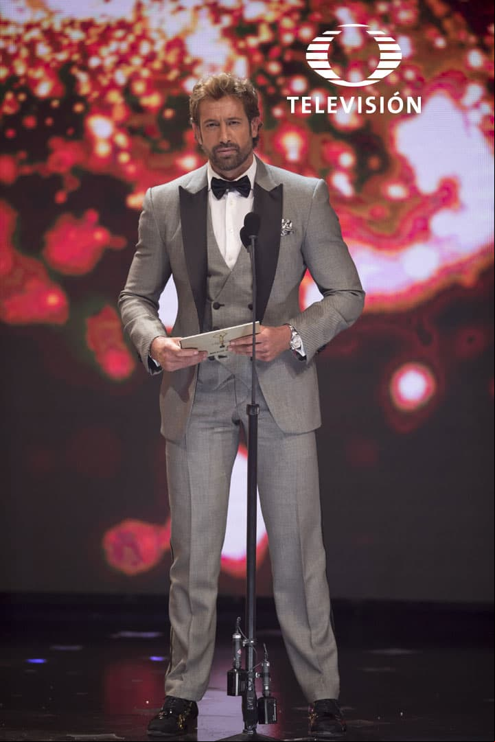 Gabriel Soto fue de los pocos galanes de telenovela en vestir un traje de color gris. ¡Qué bien se veía!