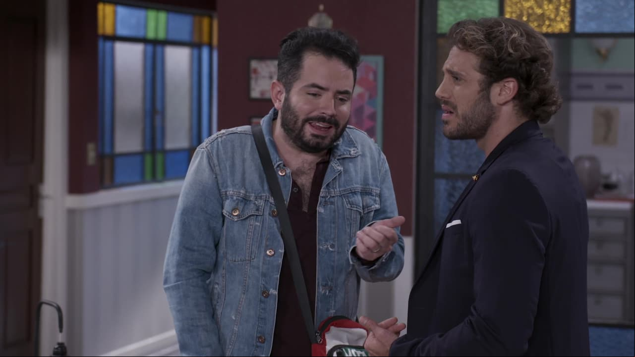 En el capítulo 10, Federico invita a Tino, el compañero de Nico en 'Chiquillando' que sí se hizo famoso como mago, sólo para molestarlo.