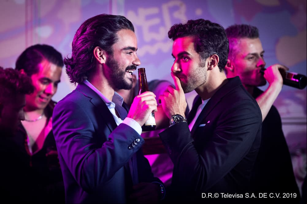 En esta ficción, ‘Miguel Terranova’ es un arquitecto de gran prestigio, de lo más cotizado a nivel mundial, pero en el ámbito personal desea tener una familia junto al hombre que ama, ‘Alejandro Larios’, personaje interpretado por Diego Amozurrutia.