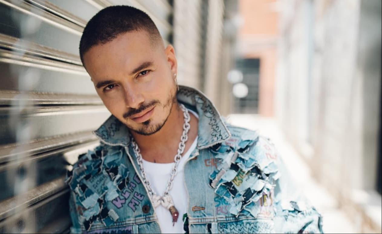 J Balvin llama ‘payasos’ a colegas en crítica al reggaetón