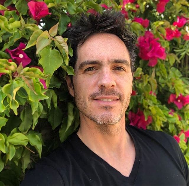 ´"El hoy bien vivido hace que cada ayer sea un sueño de felicidad y cada mañana una visión de esperanza. A vivir bien este día", detalló el actor el domingo 5 de abril debajo de una fotografía frente a un arbusto con bugambilias. Sin embargo, la polémica no se hizo esperar, luego de que la actriz Esmeralda Pimentel le comentara un emoji de arcoirís a lo que algunos s especularon sobre una posible relación entre ellos. Pero, de inmediato, Derbez comentó: "Que risa esta conversación".