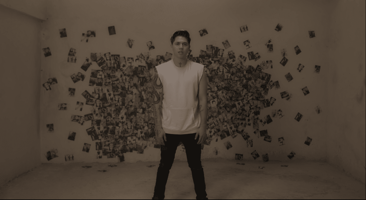 Un día después, el cantante compartió en Youtube el clip oficial de ‘Error’, canción con la que busca el perdón de su amada al incluir frases como: “No quiero justificar todo lo que yo hice mal, reconozco que no debí hacerlo, esta es mi realidad y no la puedo cambiar”.
