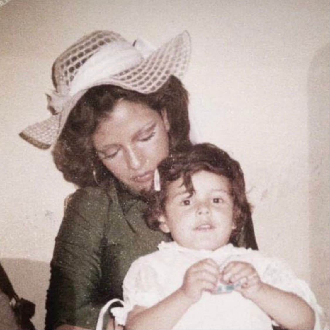 Por primera vez, Grettell Valdez muestra una foto junto a su mamá como adultas