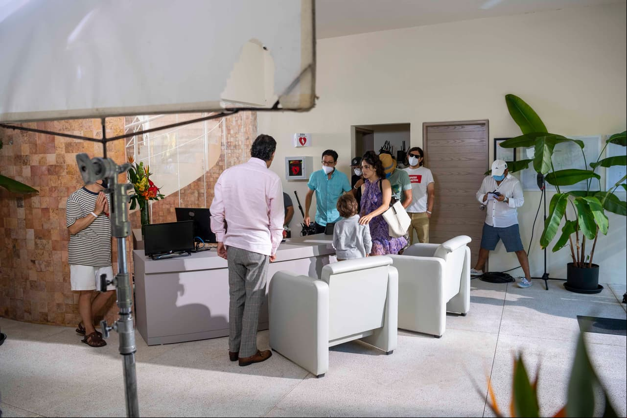 Aquí el equipo de producción ensaya con el elenco la escena.