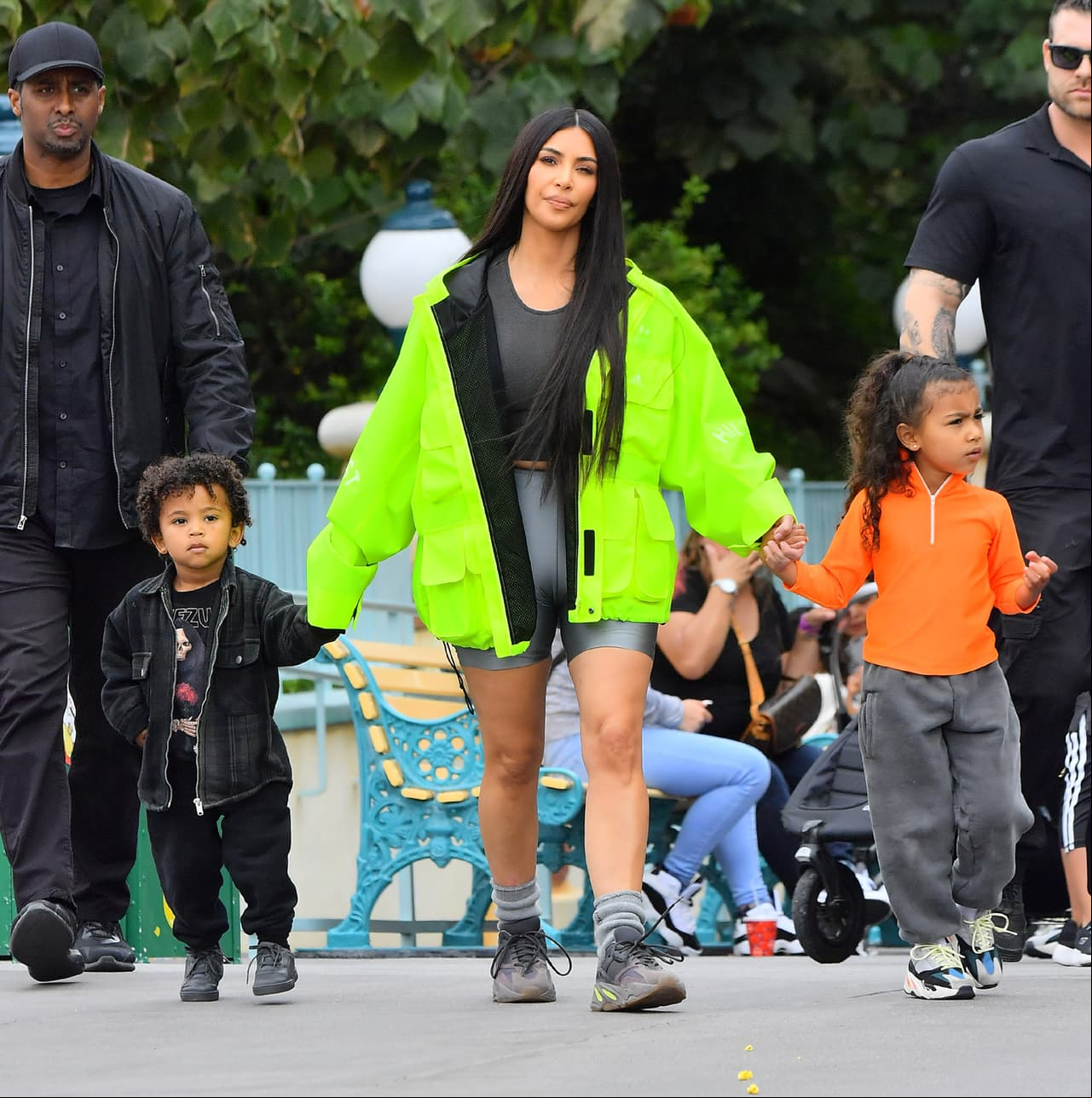 Kim Kardashian con sus hijos Saint y North en Disneyland