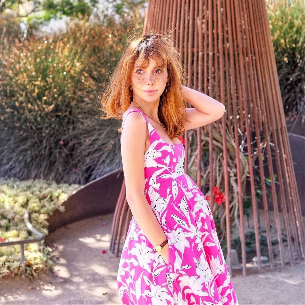 El color rosa también predominó en sus fotos, pues días después se dejó ver en un maxi-vestido floreado en estos tonos, dando, una vez más, cátedra de estilo al combinarlos con tenis.