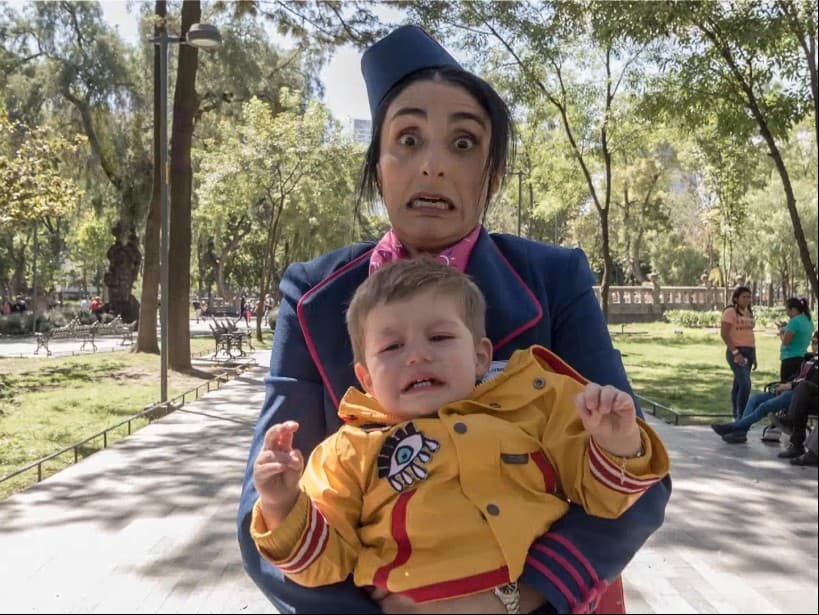 Dentro de los primeros capítulos de la temporada 1, 'Emiliano' llegó a la vida de 'Lorenza' al fallecer la hermana gemela de ésta, quien lo dejó a su cargo.